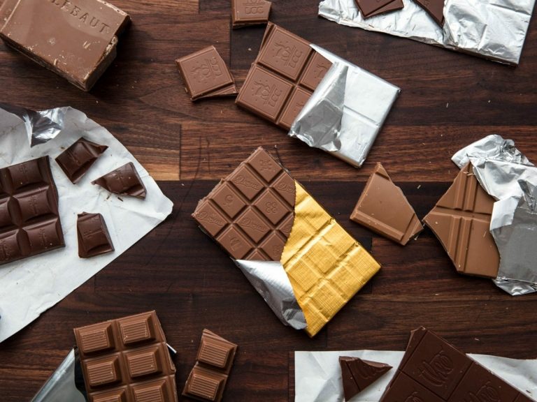 Schokolade darf nur mit einem hohen Kakaoanteil und in Maßen gegessen werden