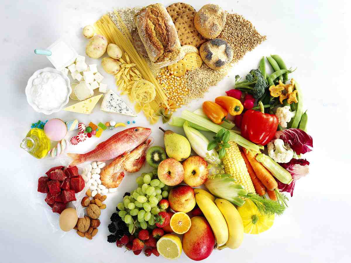 Schonkost besteht aus Kohlenhydraten, Eiweißen und Fetten aus Gemüse, Obst, Getreide und Fleisch