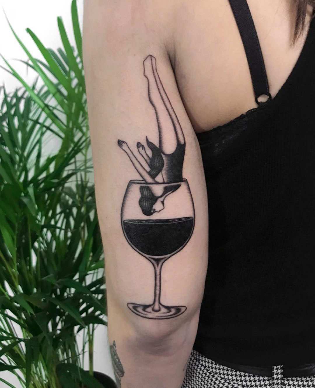 Schulter-Tattoo Ideen für Frauen Weinglas Tattoodesign klein