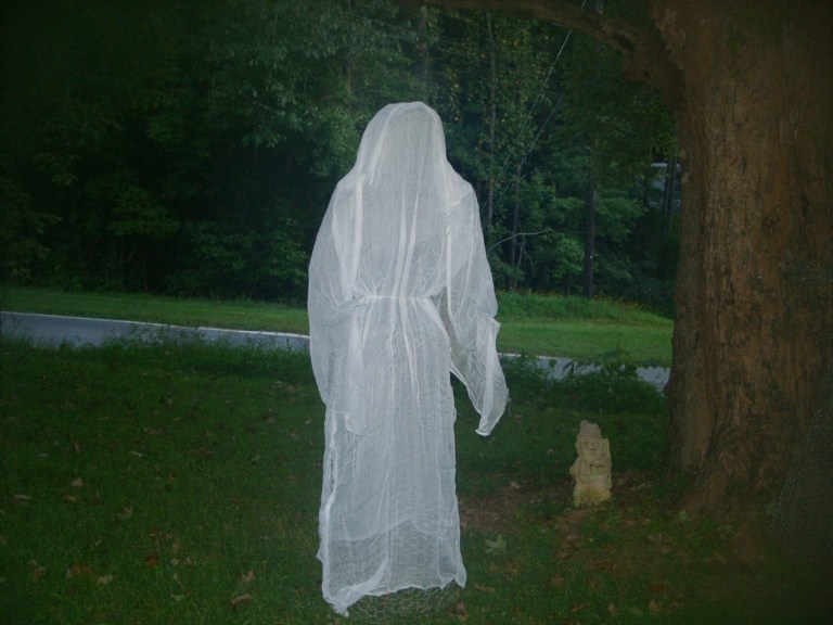 Schwebender DIY Halloween Geist mit Gewand neben einem Baum