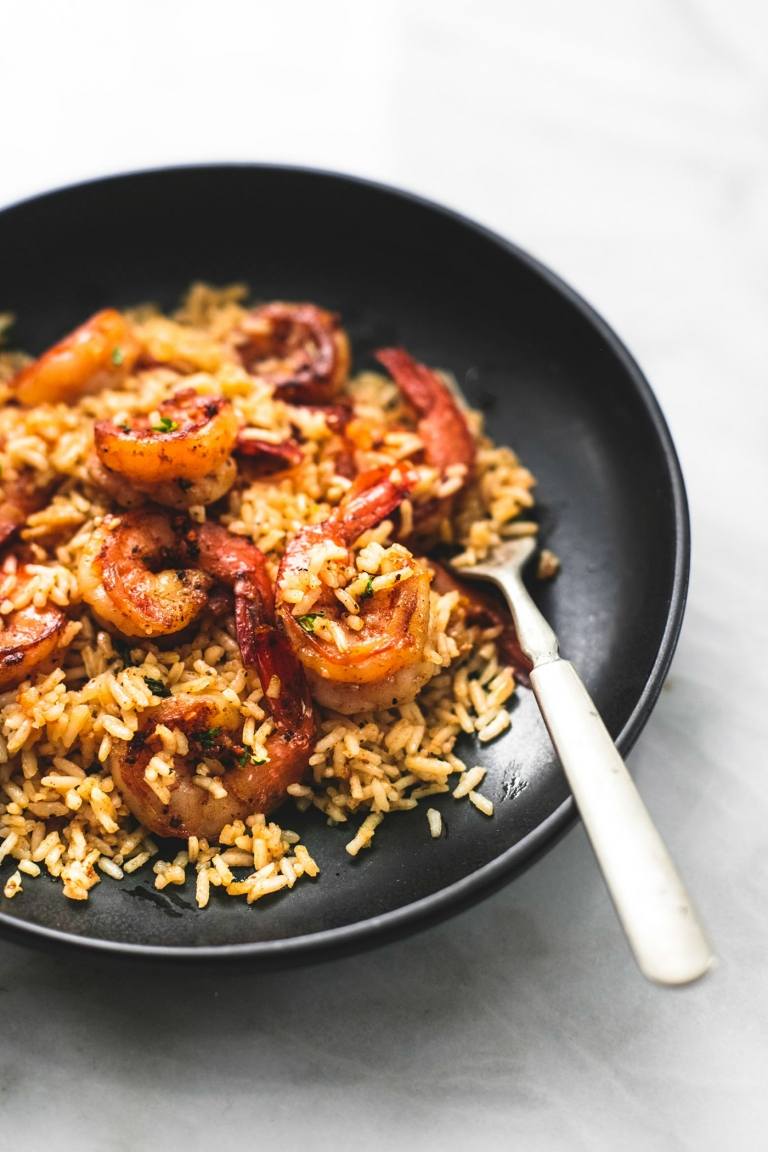 Shrimps oder Prawns mit Reis und Gewürzmischung zubereiten in der Pfanne