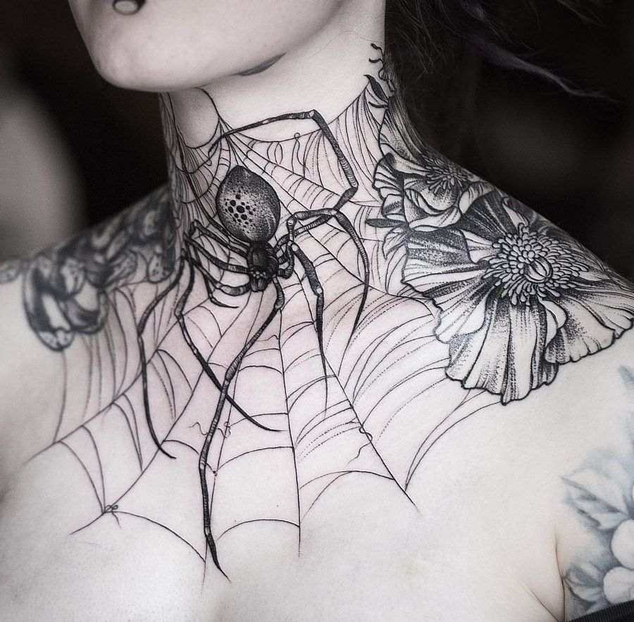 Spinnennetz Tattoodesign für Frauen Tattoosymbole Bedeutungen