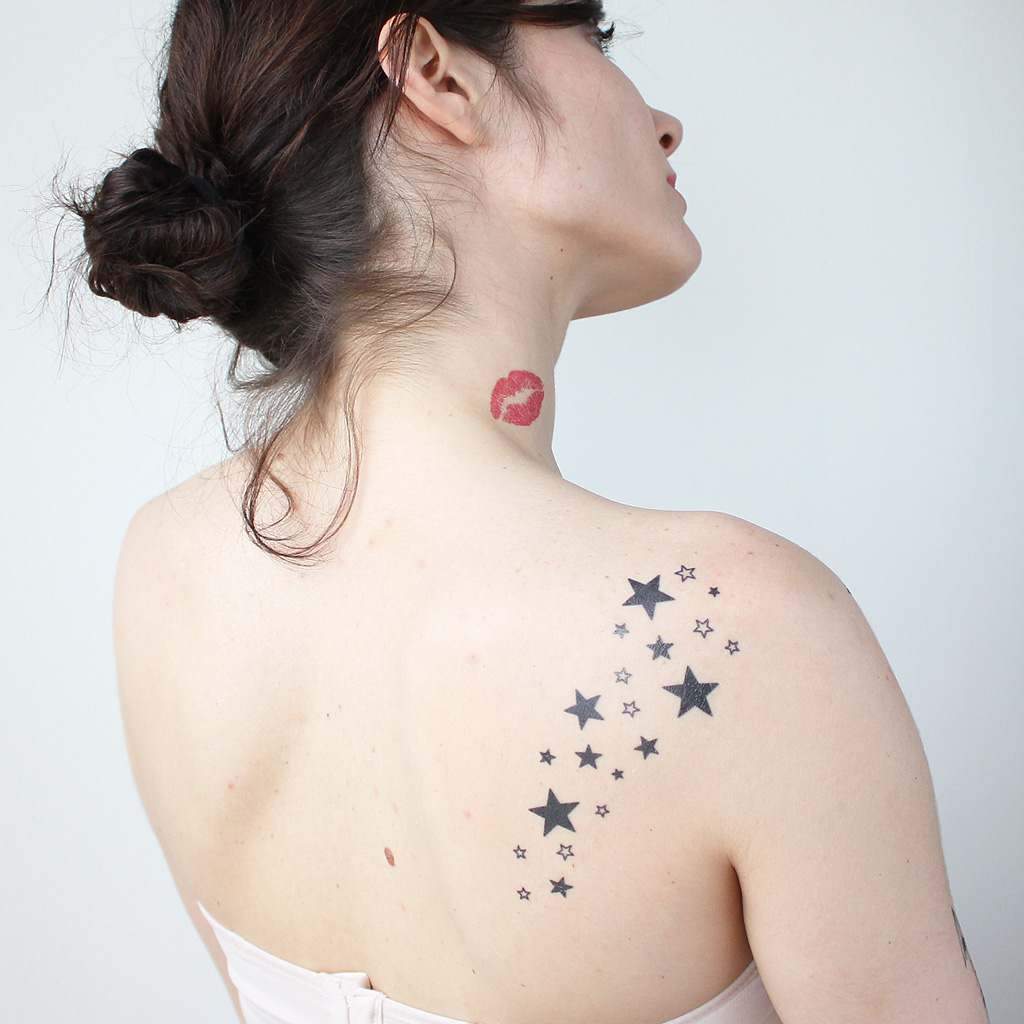 Sterne Tattoos mit Bedeutung Rücken Tätowierung Ideen für Frauen