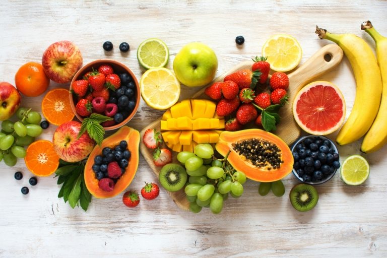 Säurearmes Obst ist erlaubt, weshalb Zitrusfrüchte nicht geeignet sind
