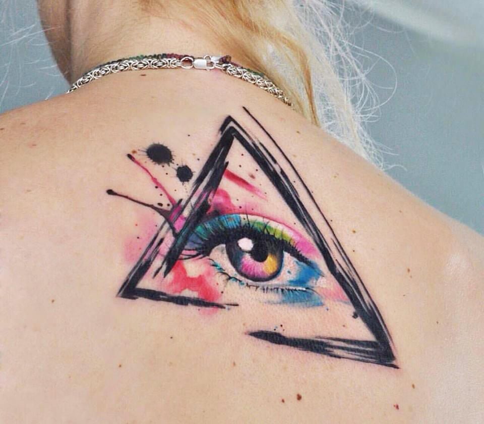 Tattoo Auge Dreieck Rücken Tattoodesign Ideen für Frauen klein.