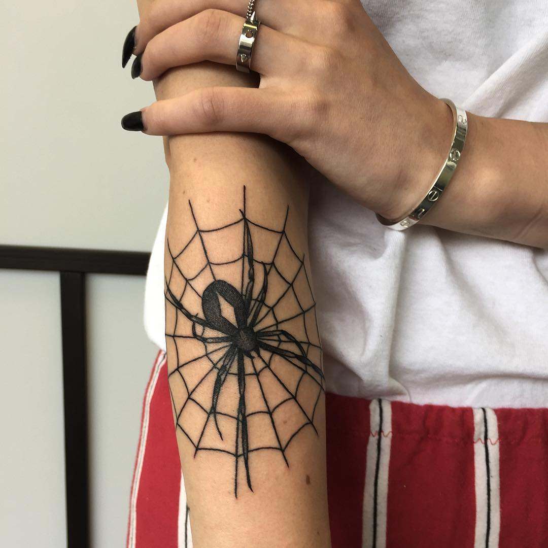 Tattoo Bedeutung Spinnennetz Ellenbogen Tattoodesign für Frauen