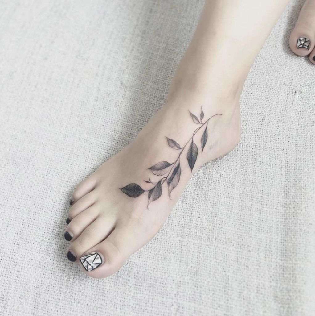 Tattoo Olivenzweig Fuß Tattooideen für Frauen klein
