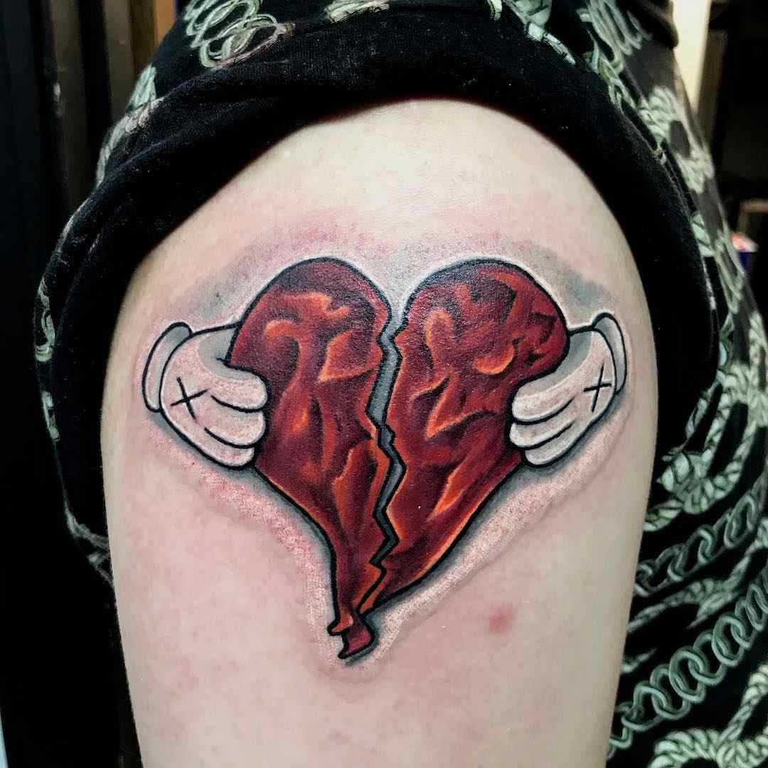 Tattoo offenes Herz Schulter Tattooideen für Frauen klein