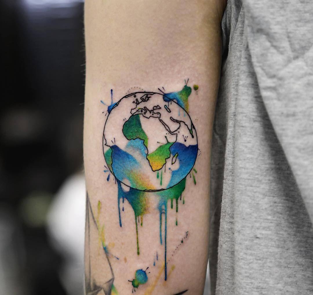 Tattoos mit Bedeutung Erde Elemente Tätowierung Oberarm