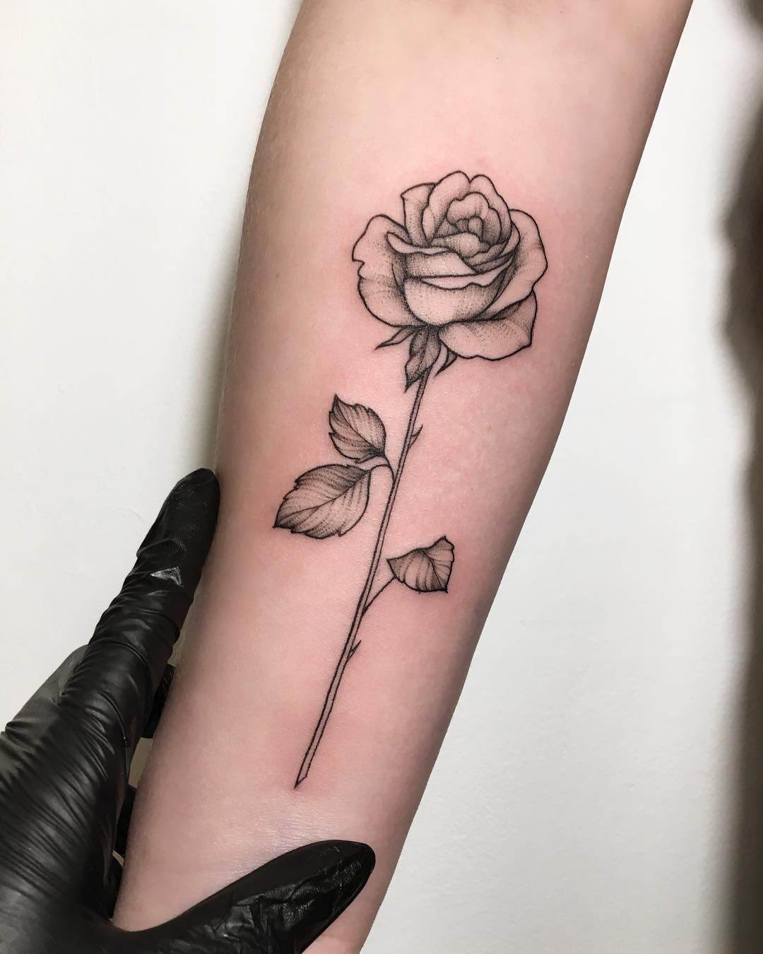 Tattoos mit Bedeutung Rosen mit Dornen Tattoodesign Unterarm