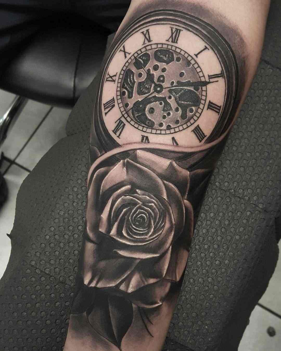 Tattoos mit Bedeutung Rosentattoo mit Uhr Unterarm Frauen Tattoodesign