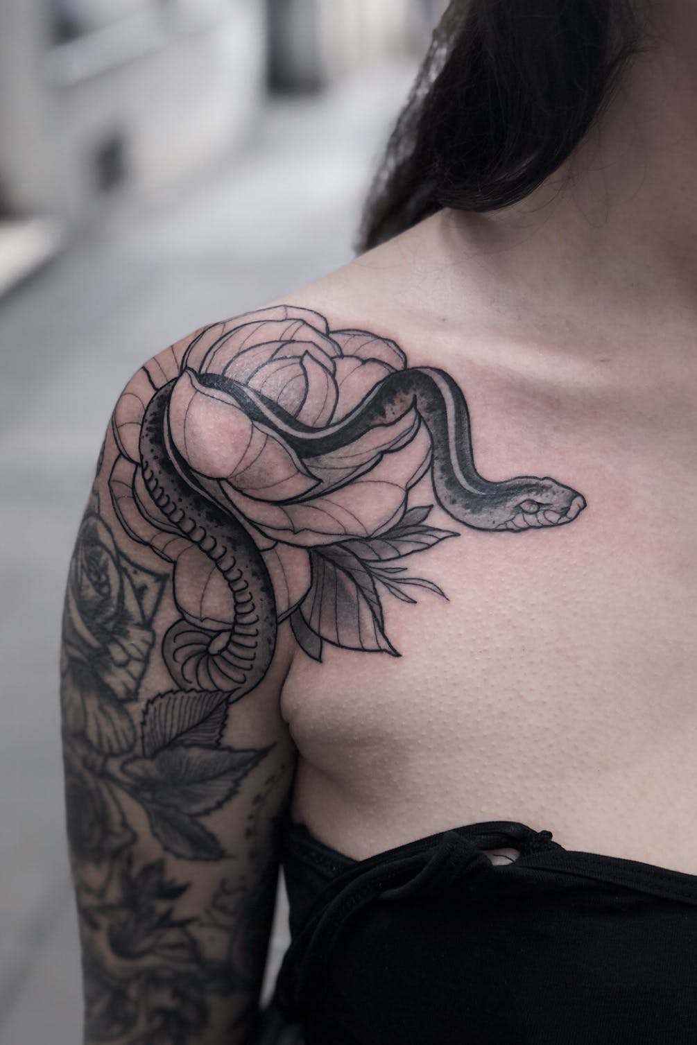 Tattoos mit Bedeutung Schlange mit Blumen Schulter-Tattoo