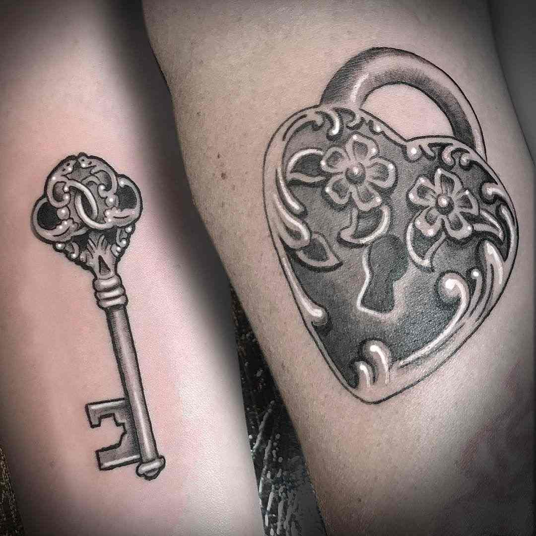 Tattoos mit Bedeutung Tattoo Motiv Schlüssel Unterarm