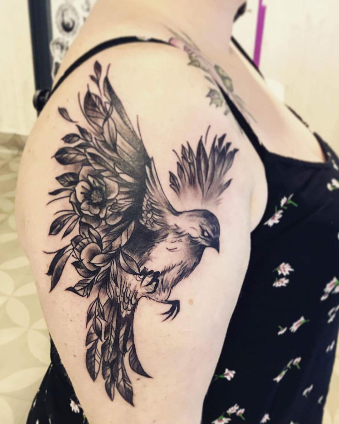 Tattoos mit Bedeutung Vogel Tätowierung am Schulter Frauen