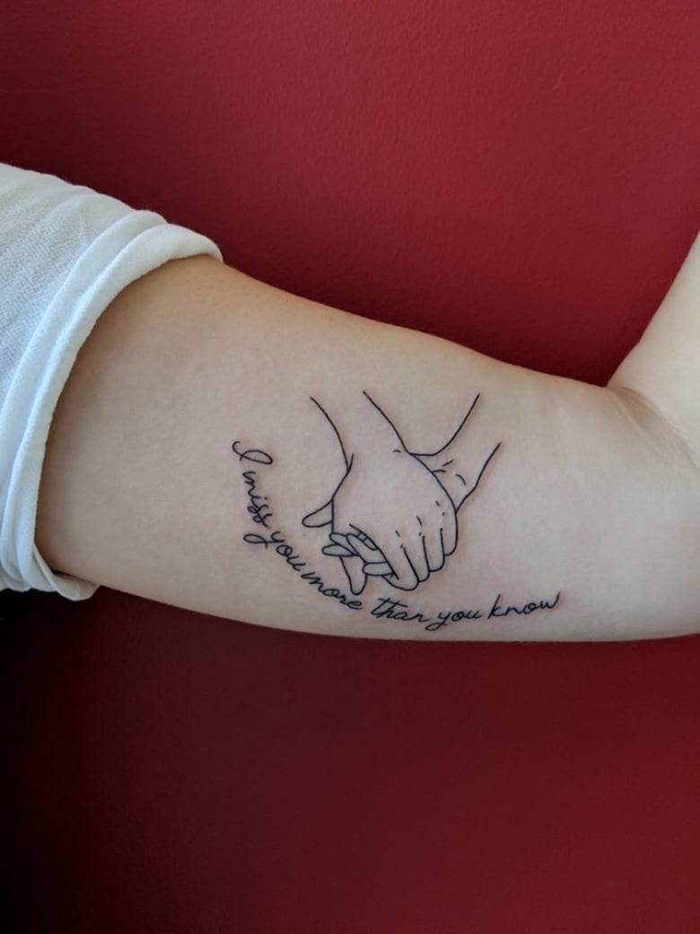 Tattoosymbole und ihre Bedeutung Hand Tattoodesign Ideen Frau