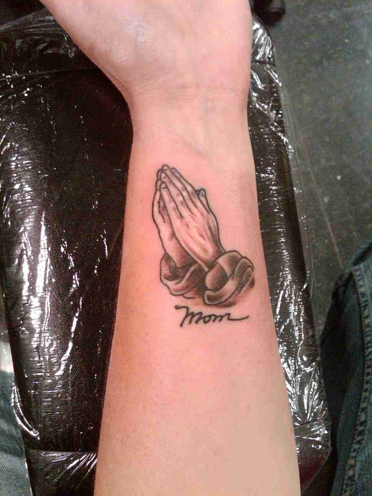 Tattoosymbole und ihre Bedeutung offene Hände Tattoomotiv Handgelenk Tattooideen