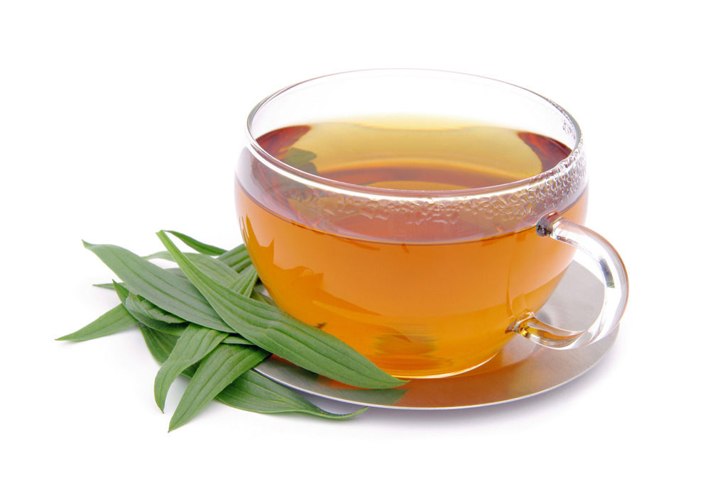 Tee aus Spitzwegerich heilt und beruhigt den Husten