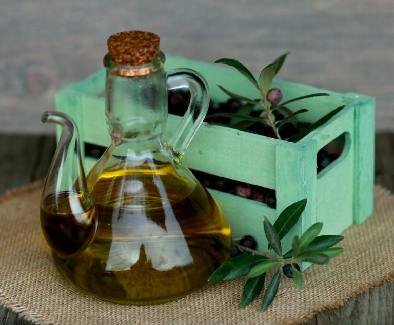 Teebaumöl ist ein beliebtes Ohrenschmerzen Hausmittel, muss aber verdünnt werden