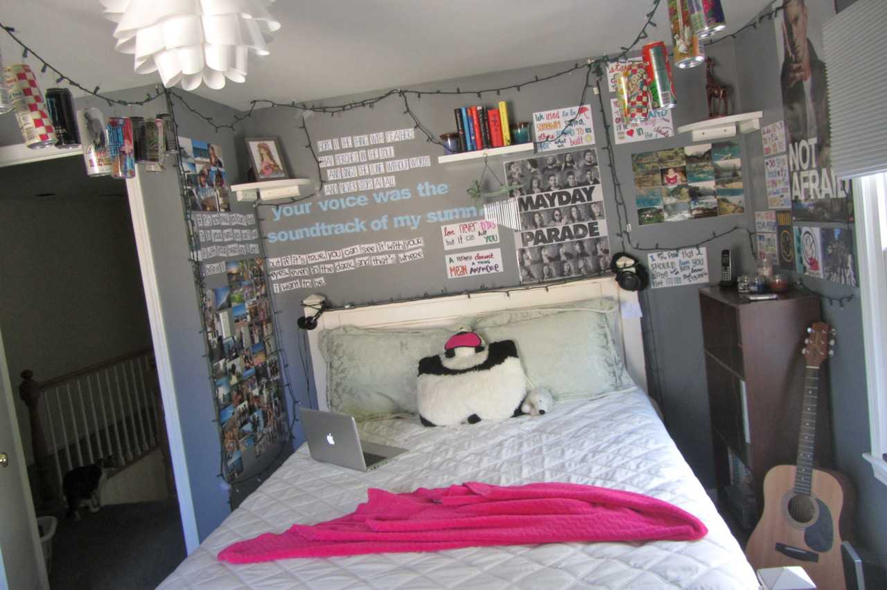 Teenager Schlafzimmer einrichten Wanddeko alte Zeitungen