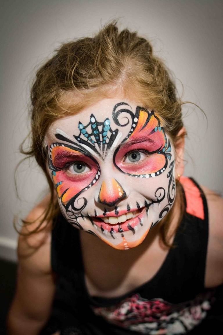 Kinderschminke für Mädchen im Kindergarten süße Idee für Halloween und Fasching Karneval