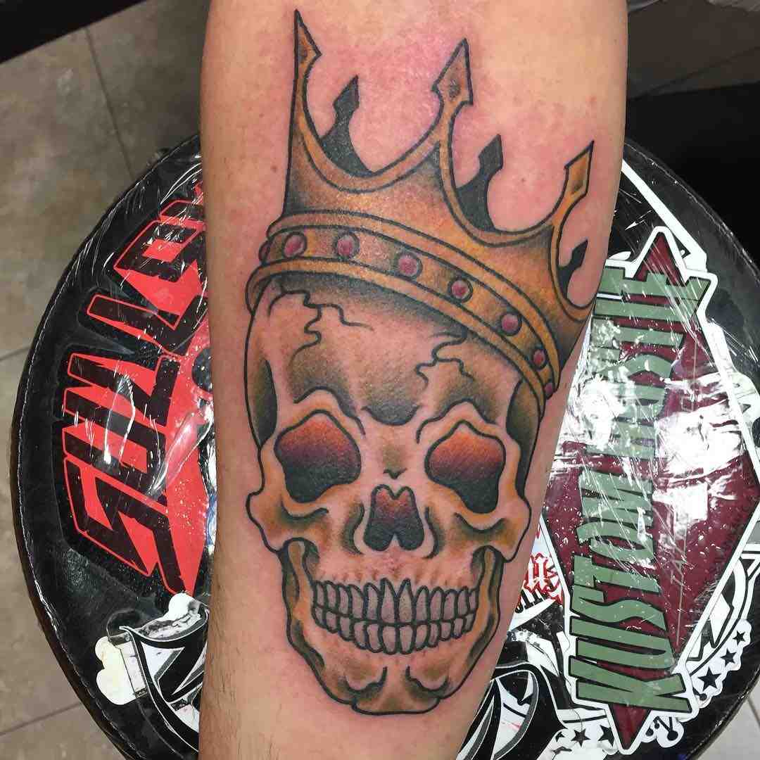 Totenkopf mit Krone Tattoodesign für Frauen Unterarm Tattooideen