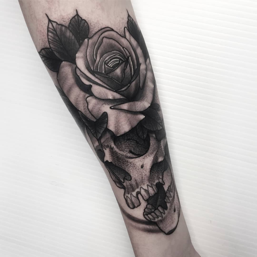 Totenkopf mit Rose Unterarm Tattoodesign Frauen