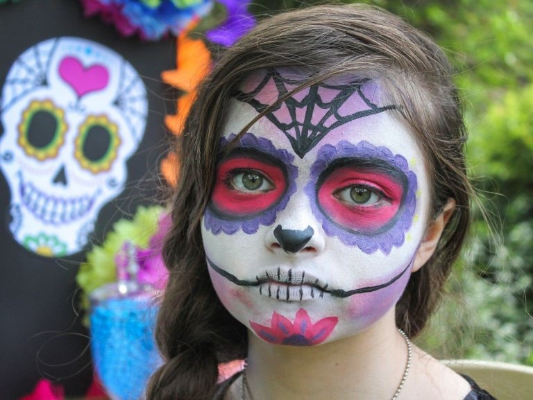 Sugar Skull Anleitung für Halloween Make-up für Mädchen 