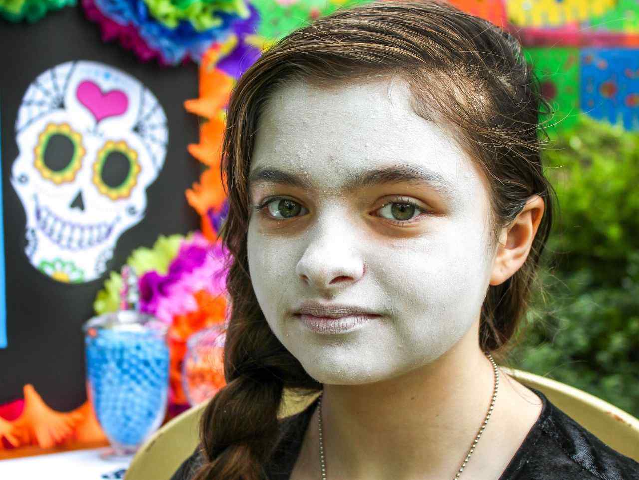 Sugar Skull Anleitung für Halloween Make-up für Mädchen Schritt 1 weiße Farbe auf das Gesicht auftragen