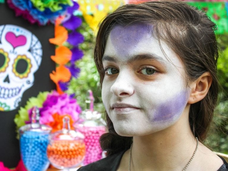 Mädchen Make-up zum Halloween auftragen Anleitung Schritt 2 mit lila Lidschatten das Gesicht konturieren
