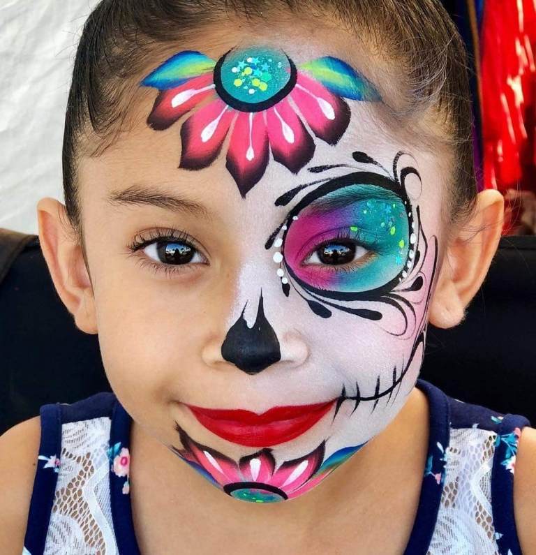 Make-up für Halloween für halbes Gesicht Blume an der Stirn malen 
