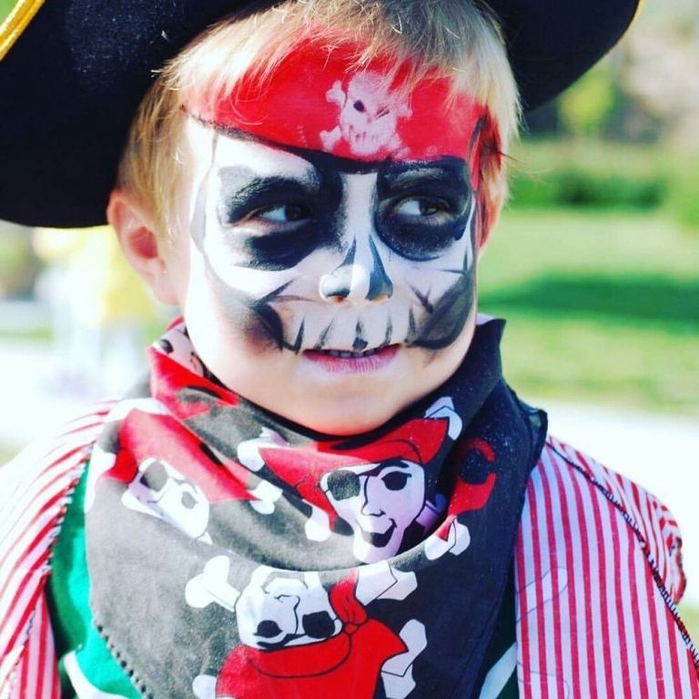 Junge als Pirat das komplette Gesicht schminken süße Idee für Halloween Make-up