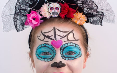 Kinderschminke Sugar Skull für Mädchen mit Herzen und Spinnenetz an der Stirn