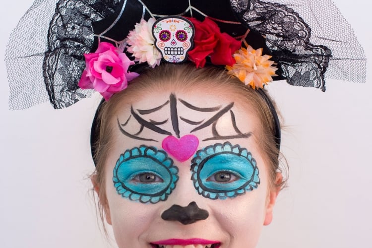 Kinderschminke Sugar Skull für Mädchen mit Herzen und Spinnenetz an der Stirn