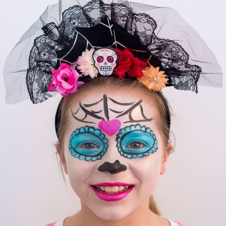 Kinderschminke Sugar Skull für Mädchen mit Herzen und Spinnenetz an der Stirn 