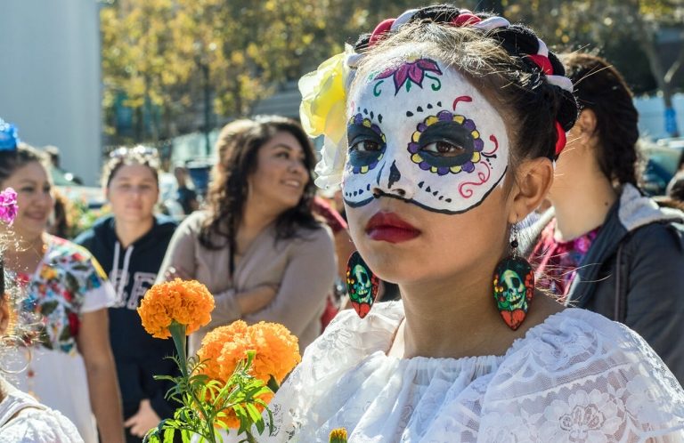 Totenkopf schminken Kinder Maske malen Ideen Make up Halloween