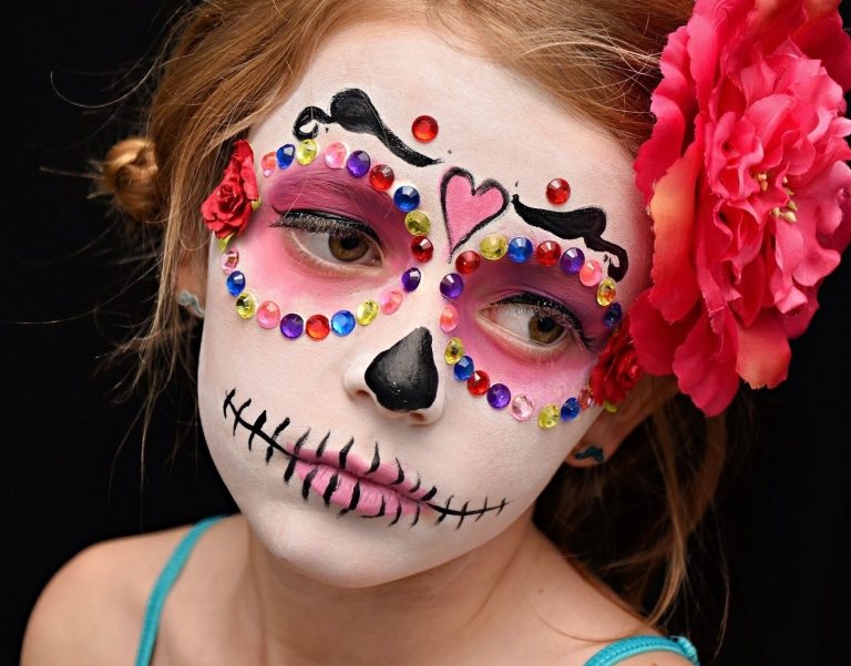 Totenkopf schminken Kinder Mädchen mit Sugar Skull Gesichtsschminke mit Strass Steinen und Herzen