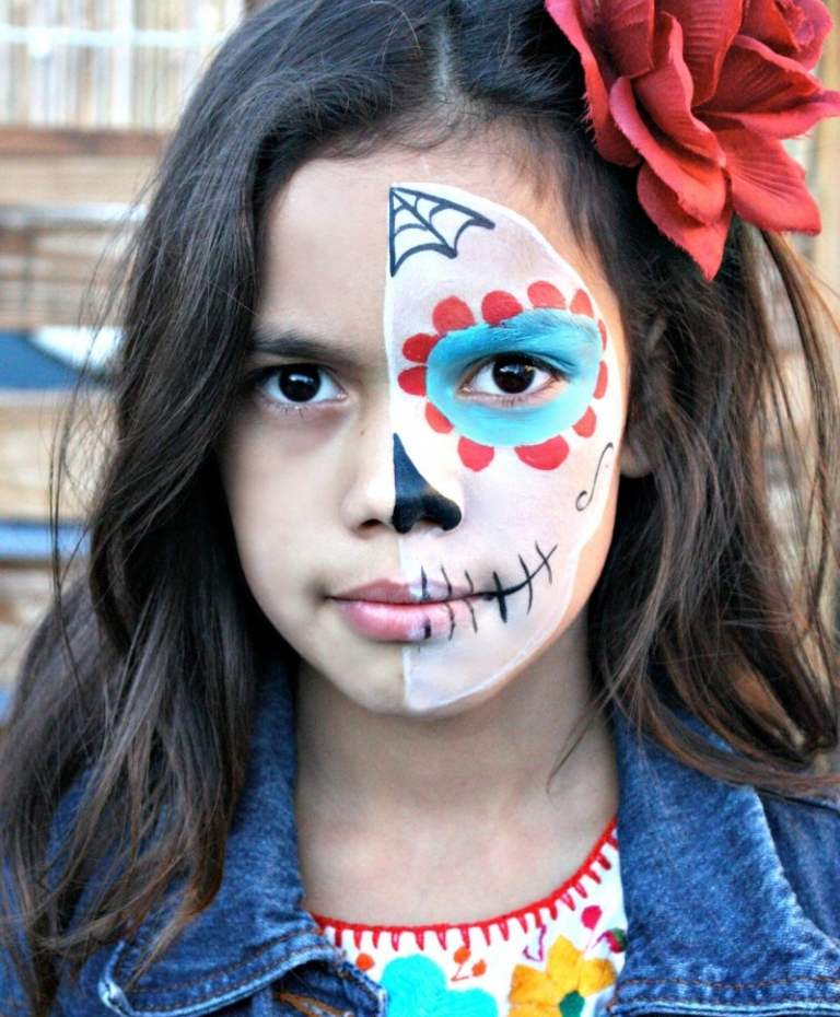 Mädchen auf das halbe Gesicht Kinderschminke auftragen Halloween Ideen einfache und schnelle Anleitung