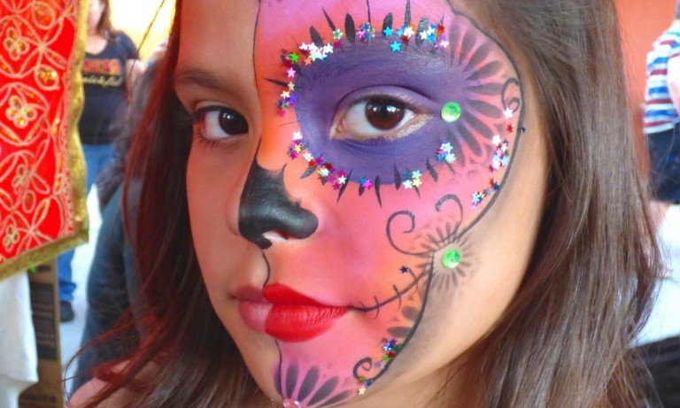 Schminkideen für halbes Gesicht für Halloween für Mädchen Sterne und Strass-Steinen verzieren Halloween Karneval Fasching
