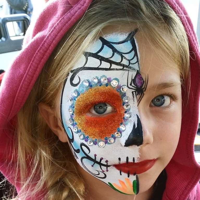 Kind wie Rotkäppchen verkleidet Mädchen mit Gesichtschminke Ideen für süßes Halloween Make-up