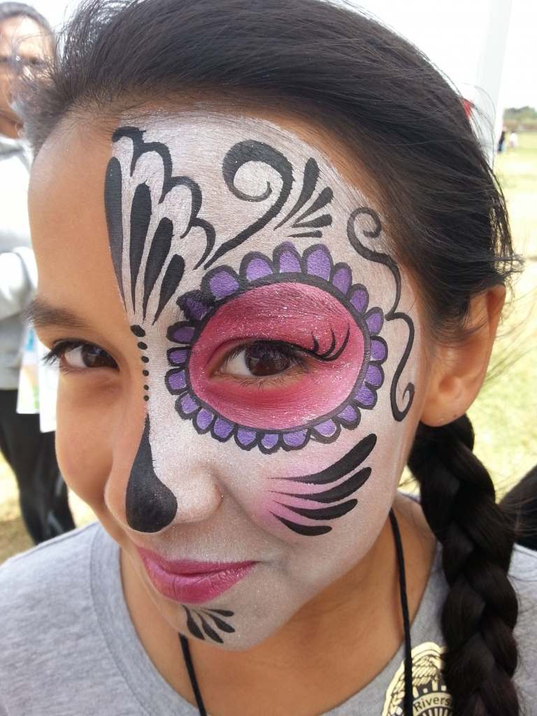 Totenkopf schminken Kinder Schminkidee für halbes Gesicht für Mädchen Blumen und Schmetterlinge malen