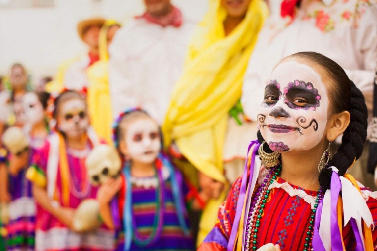 Kinder mexikanisches Fest Tag der Toten kleine Kinder Gesichtsschminke