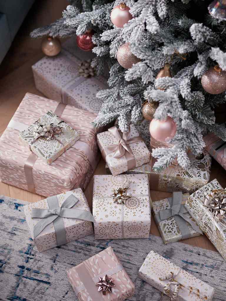 Weihnachten 2019 Geschenke in Altrosa und Weiß und Rosegold verpacken Christbaumkugeln am weißen Weihnachtsbaum
