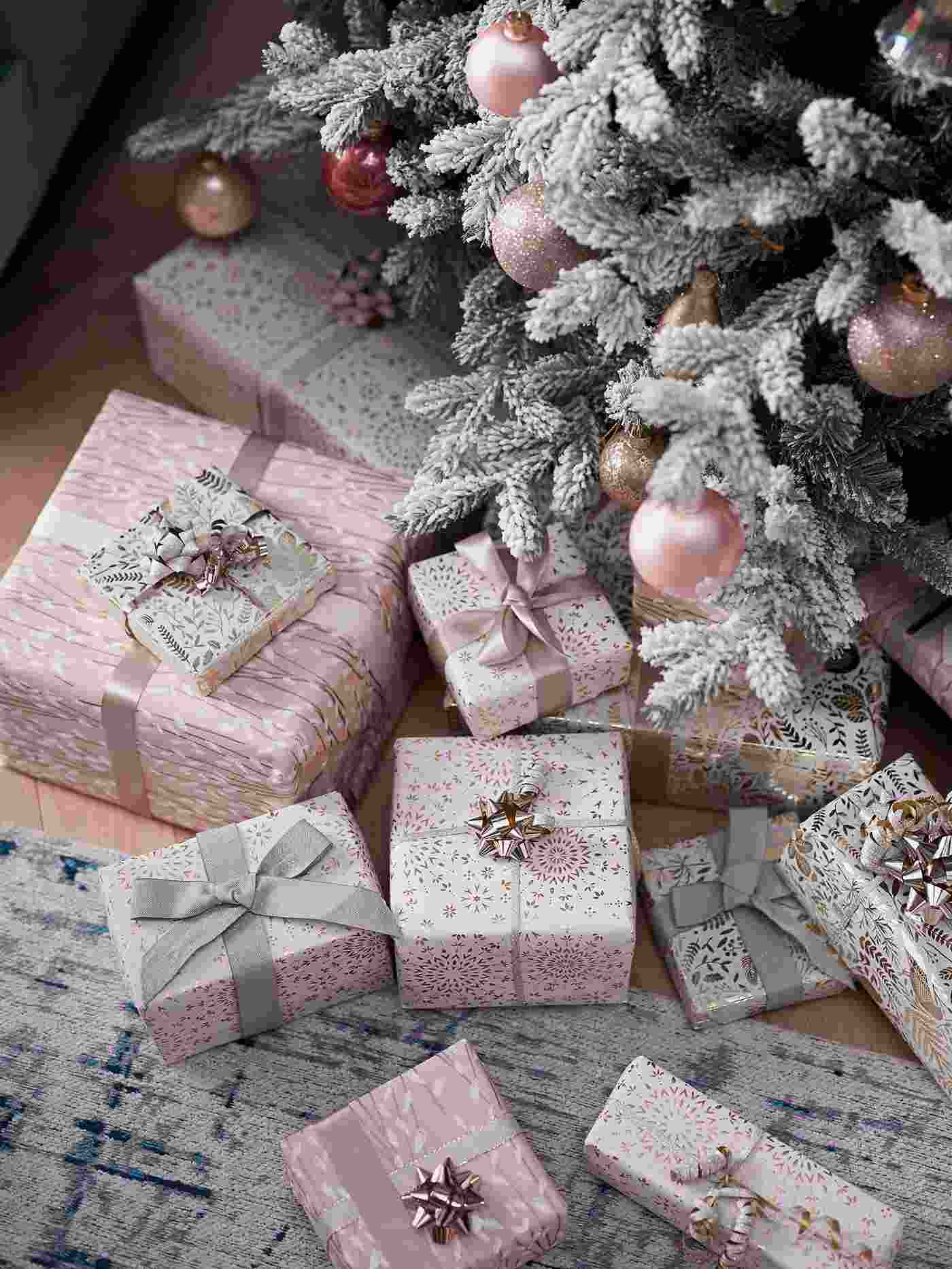 Weihnachten 2019 Geschenke in Altrosa und Weiß und Rosegold verpacken Christbaumkugeln am weißen Weihnachtsbaum