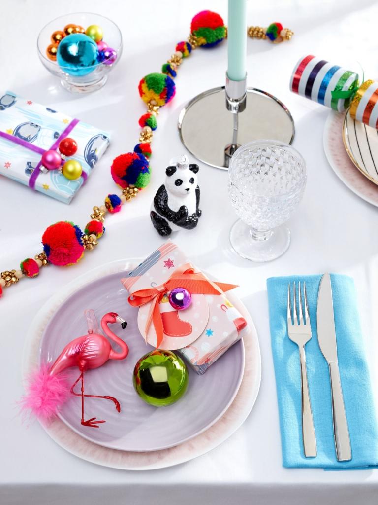 Farben Weihnachten 2019 Kindertisch festlich schmücken coole Idee in Blau Pink und Grün