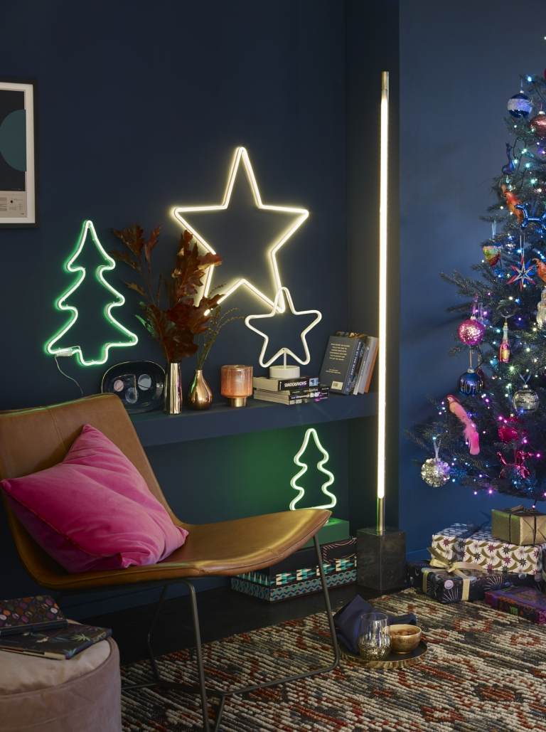 Trendfarben Weihnachten 2019 LED Weihnachtsbaum an der Wand
