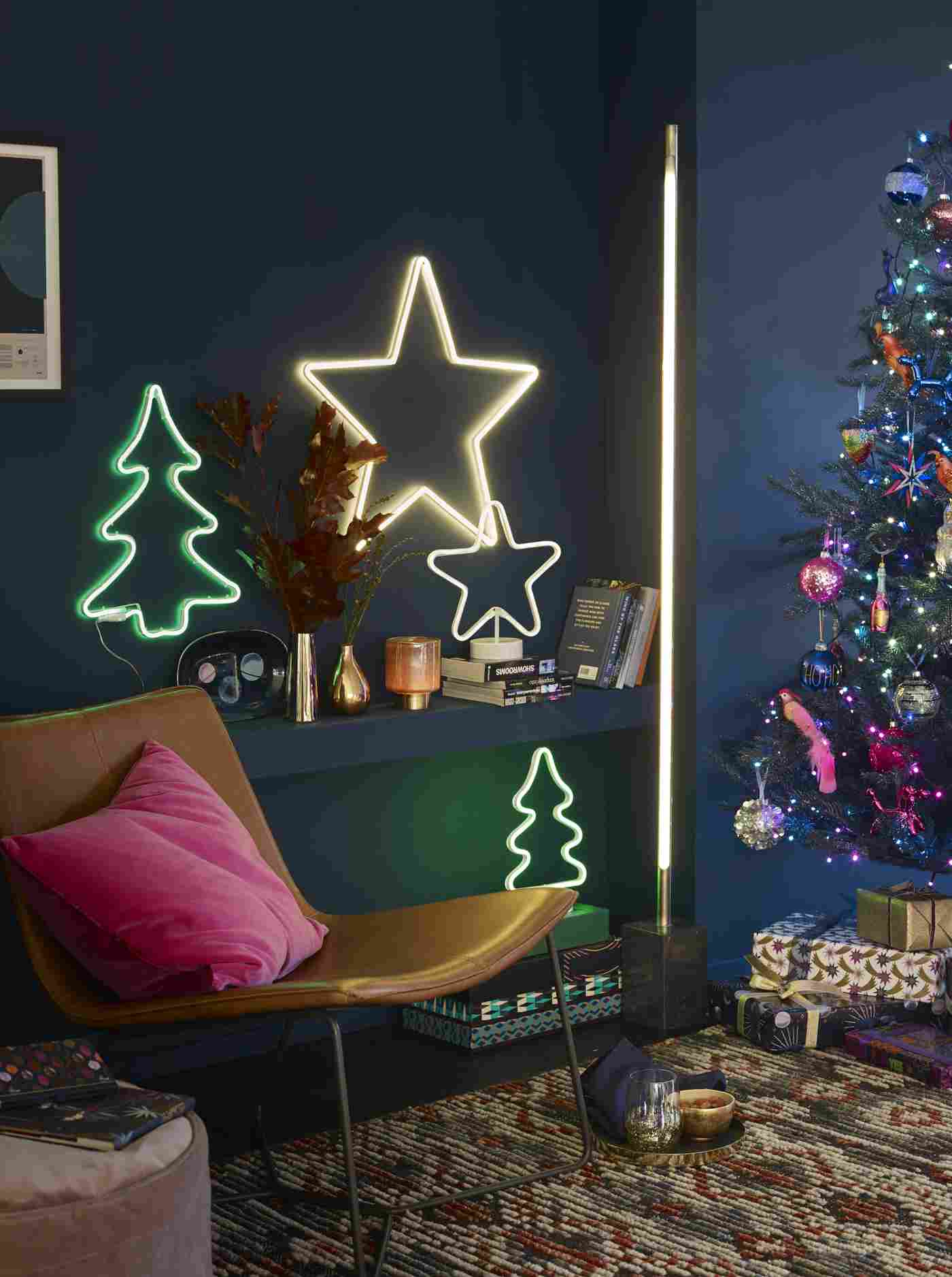 Trendfarben Weihnachten 2019 LED Weihnachtsbaum an der Wand