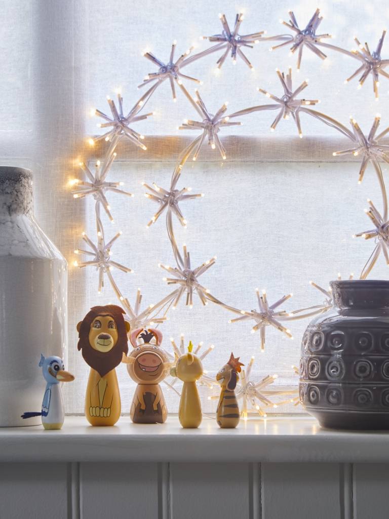 Trendfarben Weihnachten 2019 Lichterketten Schneeflöckchen puristische Fensterdeko im Kinderzimmer