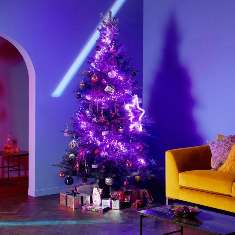 Trendfarben für Weihnachtsdeko 2019 Neonfarben Lila Rot Pink und Gold kombinieren Weihnachtsbaumschmuck Lichterketten LED Weihnachtsstern und rote Christbaumkugeln