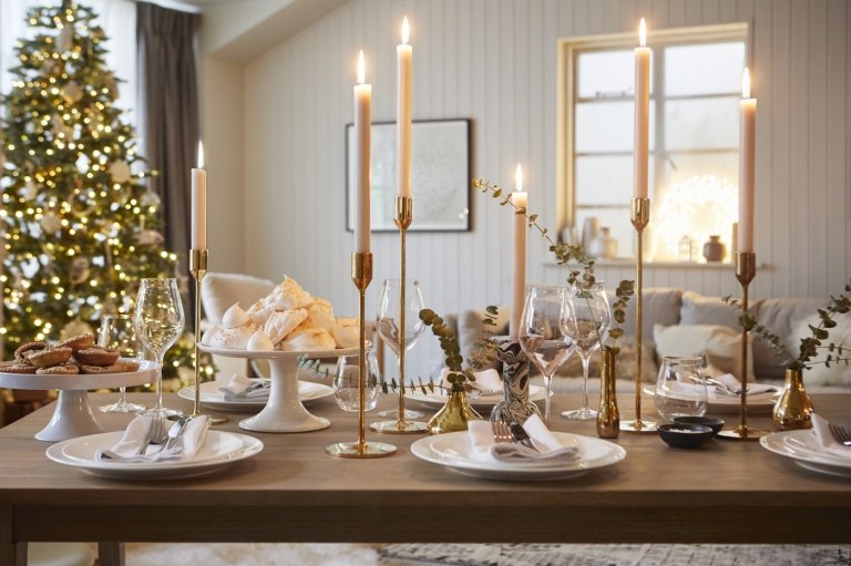 Trendfarben Weihnachten 2019 puristische Tischdeko in Weiß und Gold