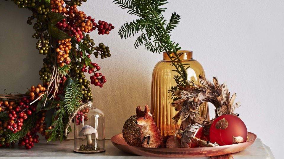Weihnachtstrends 2019 Farben Vasen und Dekofiguren in einer Schale arrangieren Türkranz mit Beeren und Hagebutte